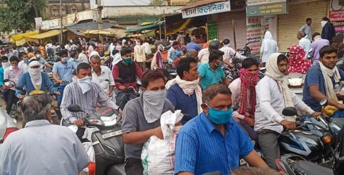 Bole India: लापरवाह लोग लॉकडाउन को नही ले रहे गंभीरता से, दो घंटे तक लोगो से भरा रहा बाजार